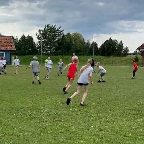 Vaikai žaidžia futbolą